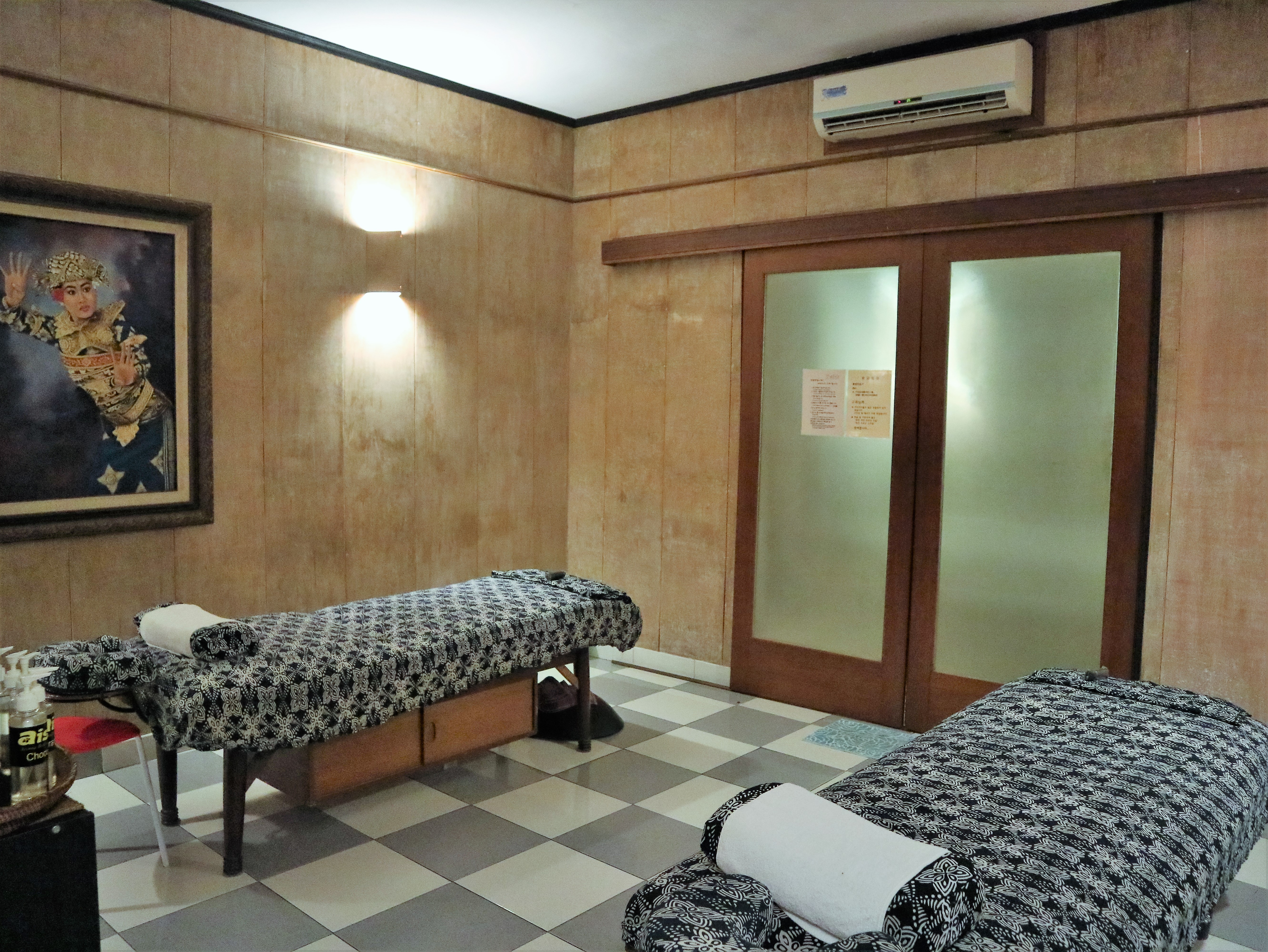 ROOM 1